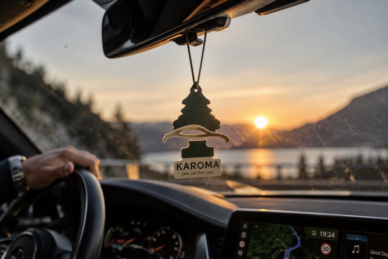 Karoma Dufthänger am Rückspiegel bei einer Fahrt am See im Abendlicht